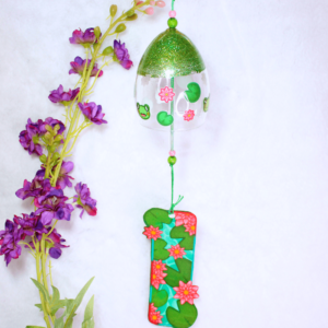 Fuurin de cristal con decoración de ranas y nenúfares.