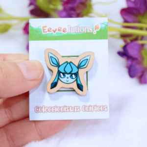 Pin de madera con diseño de la cara de Glaceon, en su packaging.