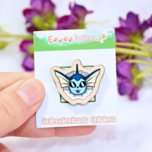 Pin de madera con diseño de la cara de Vaporeon, en su packaging.