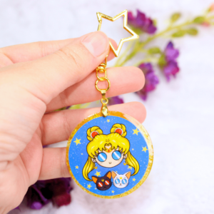Llavero de resina con forma circular, con la cara de la ilustración inspirada en Sailor Moon.
