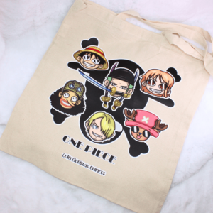 Totebag con estampación inspirada en One Piece.
