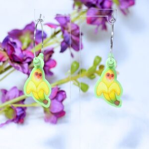 Pendientes de aro de platapornis (plátano y agapornis) de nuestra colección Kawaii Fruit x Animals.