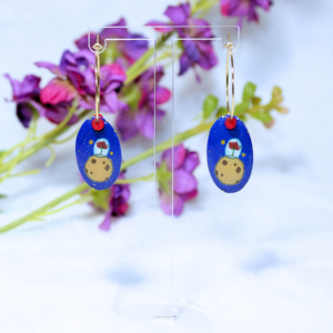 Pendientes de aro dorados, acero inoxidable, con abalorio inspirado en el asteroide y la rosa de El Principito.