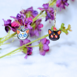 Pendientes de aro inspirados en Luna y Artemis de Sailor Moon.