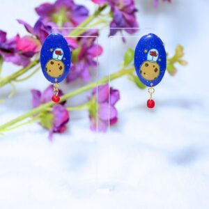 Pendientes de botón o broquel inspirados en El Principito, con ilustración del asteroide y la rosa.