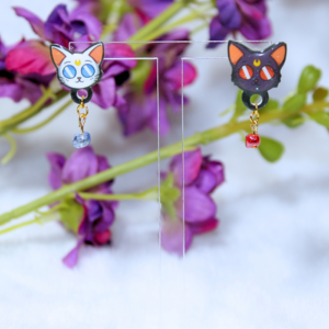 Pendientes de botón inspirados en Luna y Artemis, de Sailor Moon.