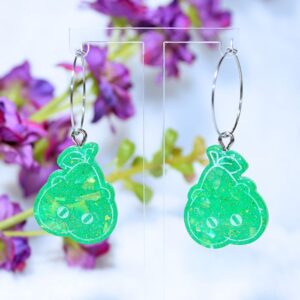 Pendientes de aro de color plateado con pieza de resina en color verde, con forma de perámster (fusión entre hámster y pera).