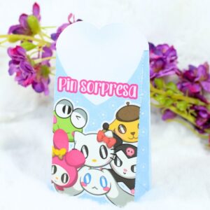 Bolsa sorpresa de pines inspirados en Sanrio con seis modelos distintos disponibles en su interior. Traen una pegatina de regalo.
