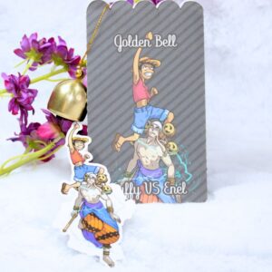 Campanilla de viento dorada con diseños inspirados en Luffy y Enel tratando de tocar la campana dorada de Shandora, del Arco de Skypiea del anime One Piece.