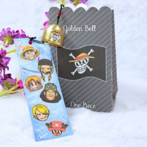 Campanilla de viento dorada con diseños inspirados en One Piece: Luffy, Zoro, Nami, Usopp, Sanji y Chopper, junto a la bandera pirata de los mugiwara.