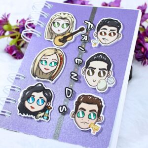 Cuaderno A6 con portada inspirada en los protagonistas de la serie Friends: Phoebe, Rachel, Monica, Joey, Ross y Chandler. La portada tiene el diseño en relieve y la palabra "friends" en relieve.