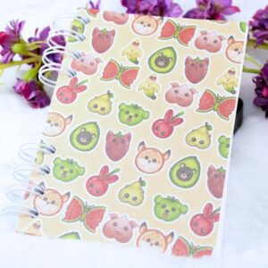 Cuaderno A6 con portada y contraportada de nuestra colección original Kawaii Fruit x Animals.