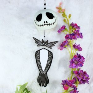 Carrillón de viento de cristal redondo, pintado en blanco y con diseño inspirado en Jack Skellington, de la película Pesadilla antes de Navidad, de Tim Burton.