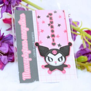 Marcapáginas magnético inspirado en Kuromi, de Sanrio. Fondo en color rosa con estrellas negras y rosas.