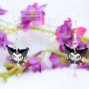 Pendientes de gancho de plata con abalorio inspirado en Kuromi, de Sanrio, y una cuenta rosa brillante colgando.
