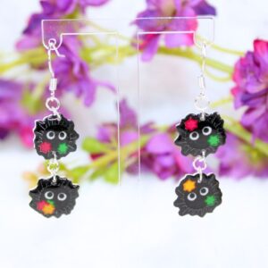 Pendientes de gancho de plata largos con un par de abalorios inspirados en Susuwataris, de la película El Viaje de Chihiro, de Studio Ghibli.