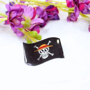 Pin hecho a mano con plástico mágico inspirado en la bandera pirata de One Piece.