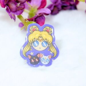 Pin hecho a mano inspirado en Sailor Moon y los gatos Luna y Artemis.