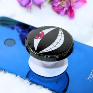 Pop socket de resina de color negro con forma circular e ilustración inspirada en el Enano del Frasco del anime FullMetal Alchemist.