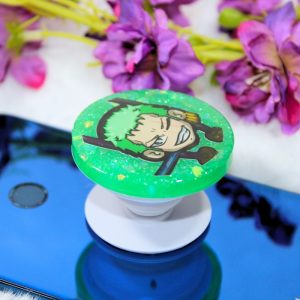 Pop socket de resina verde de forma circular con ilustración de Roronoa Zoro, del anime One Piece.