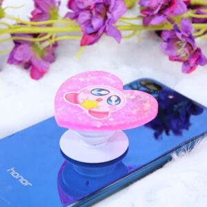 Pop socket de resina con forma de corazón con fondo en color rosa. Ilustración inspirada en Kirby.