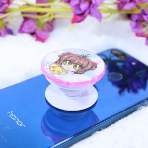 Pop socket de resina de color rosa chicle con ilustración inspirada en Sakura Cazadora de Cartas.