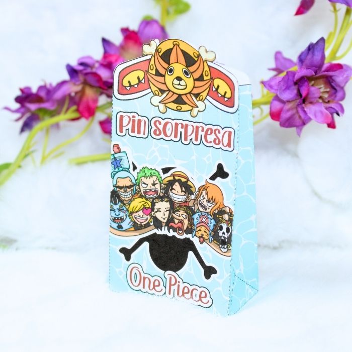 Bolsa sorpresa de pines inspirados en One Piece con seis modelos distintos disponibles en su interior. Traen una pegatina de regalo.
