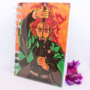 Cuaderno con espiral blanca e ilustración inspirada en Tanjiro del anime Kimetsu no Yaiba en la portada.