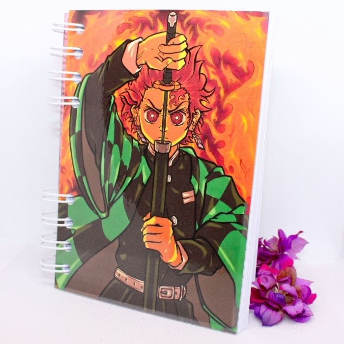Cuaderno con espiral blanca e ilustración inspirada en Tanjiro del anime Kimetsu no Yaiba en la portada.